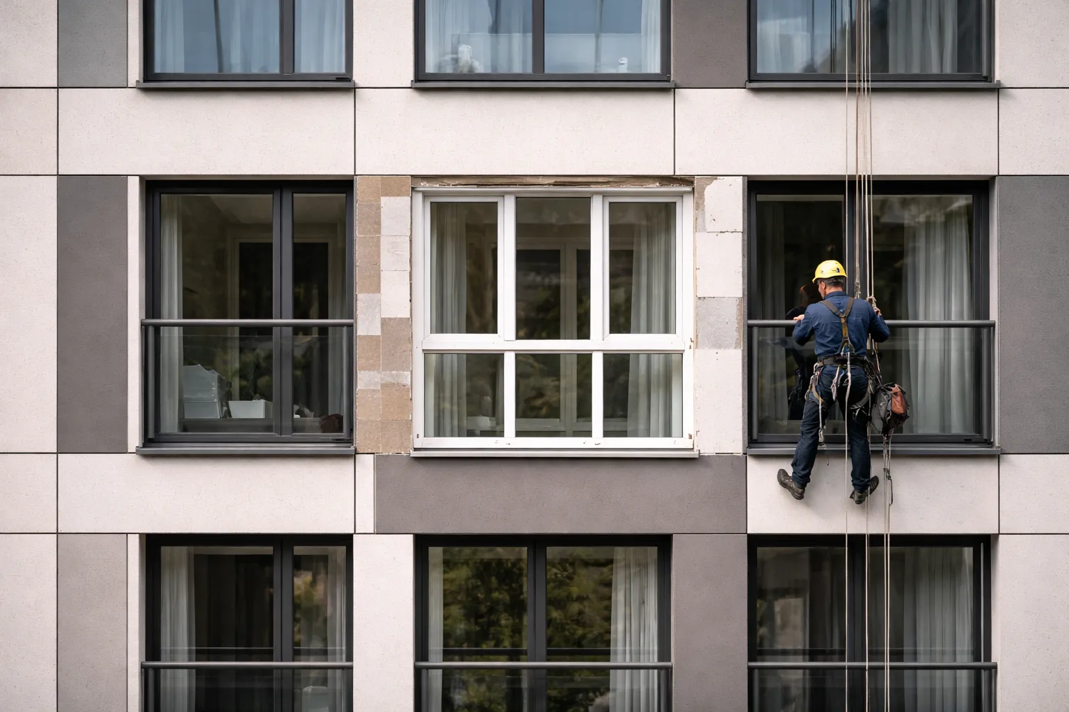 Остекление лоджии в новостройке: безопасная замена остекления без изменения фасада